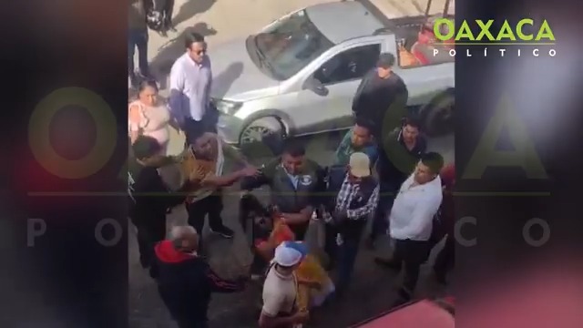 😡Edil misógino en #Oaxaca. Ex candidato del #PVEM agrede a una mujer durante recorrido por su municipio Roberto Pérez Delgado, Presidente Municipal de San Pedro #Ixtlahuaca, fue captado golpeando a una mujer indígena en vía pública custodiado por sus escoltas armados.