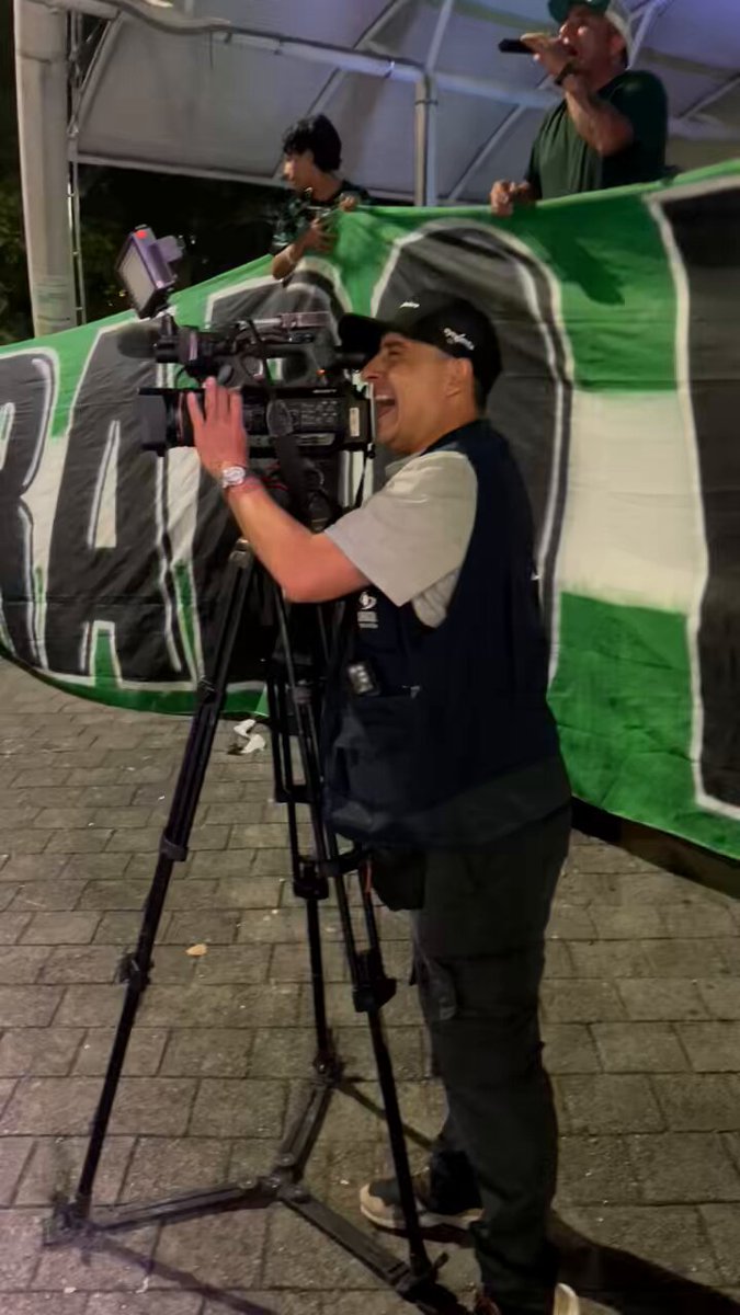 Hasta el camarógrafo de Caracol lo sabe 📺📹 Cantando y grabando, lo quiero mucho calidosito. 💚🤍
