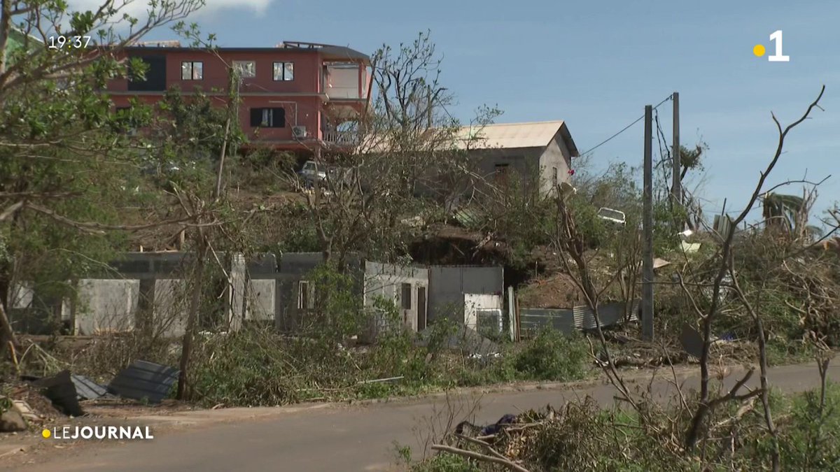 Le sud de Mayotte est aujourd’hui coupé du reste de l’île. Dans toutes les communes du sud, les conséquences du #cyclone #Chido sont catastrophiques : maisons détruites, routes impraticables pour certains, absence d’électricité et d’eau potable.