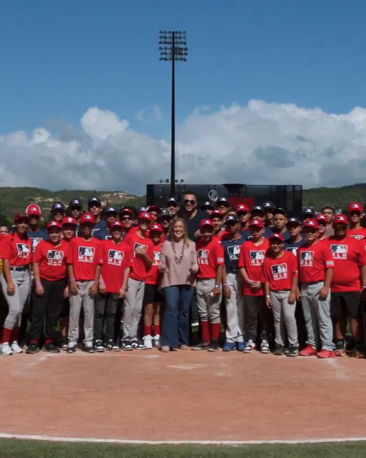Giancarlo Stanton surprised the kids at a youth event in Ponce, Puerto Rico 🇵🇷 ⚾️