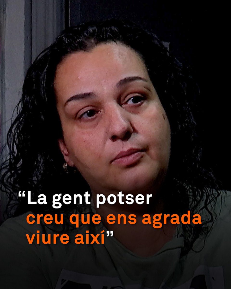 “Vivim en un pis del banc, d’okupes.” La Maica explica que s’hi ha vist obligada perquè no pot accedir a un habitatge. “La gent potser es pensa que ens agrada, però només vull estabilitat, que els meus tres fills no tinguin por quan piquen a la porta”