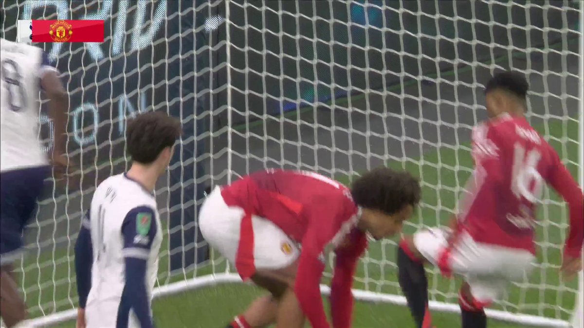 "It's a GIFT from Fraser Forster!" 🫣🎁 Joshua Zirkzee pulls one back for Manchester United!