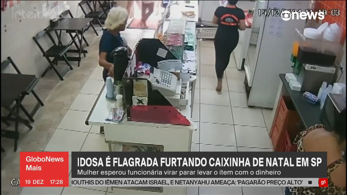 🚨VEJA: Idosa é flagrada furtando caixinha de Natal em São Paulo. Mulher esperou funcionária virar para levar o item com o dinheiro.