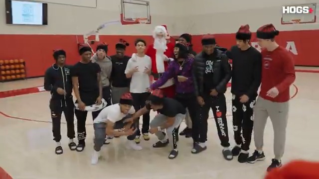 Show this to any grinches in your life. This is the spirit of the holiday season.