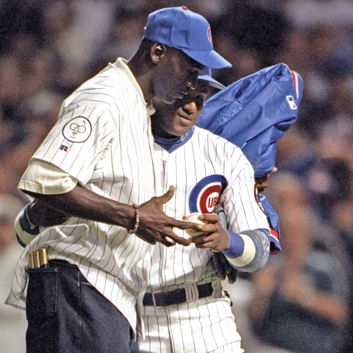 (1998) Michael Jordan throws out the first pitch to Sammy Sosa before Game 163 ๐ (via MLB)