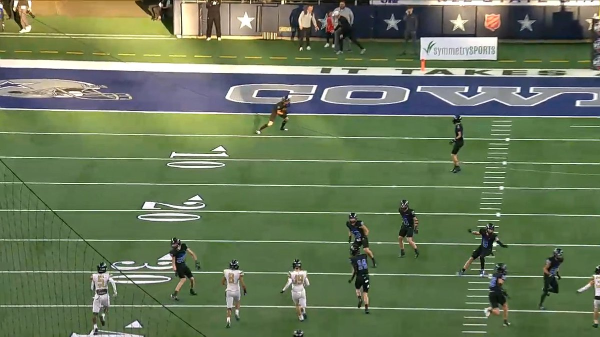 THAT'LL WORK!! Mitchell Gage takes the second half kickoff ALLLLLLL THE WAY BACK! #txhsfb #gunter #dctf #uilstate