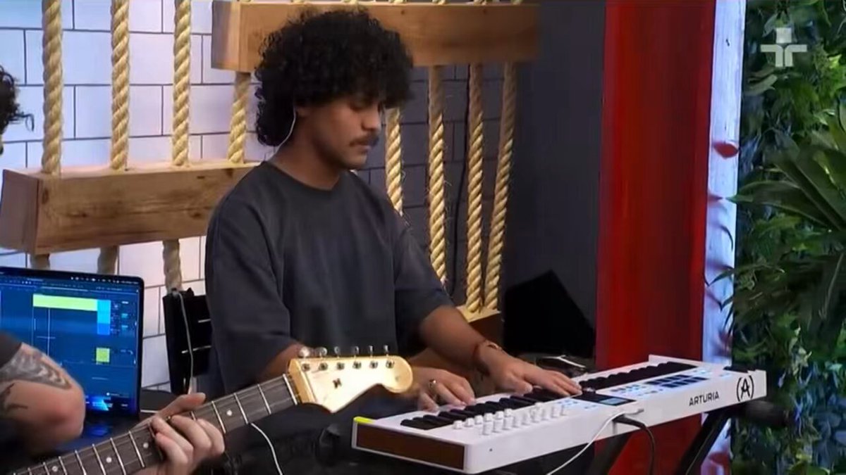 Anavitória cantando “Água-viva”. 🪼