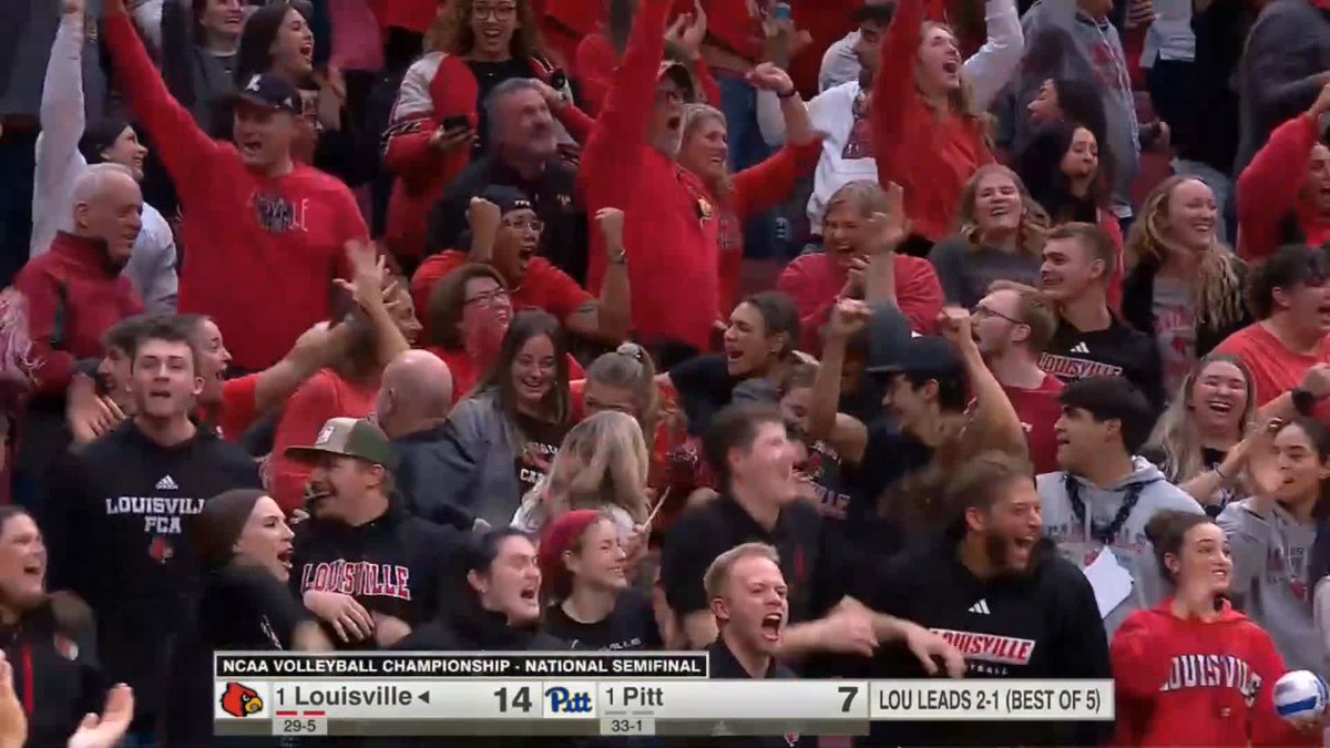 GOT THE CROWD ON THEIR FEET. 🗣️ #NCAAWVB x 🎥 ESPN / Louisville Volleyball