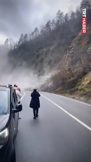Hopa-Borçka karayolunda karların erimesiyle heyelan meydana geldi.