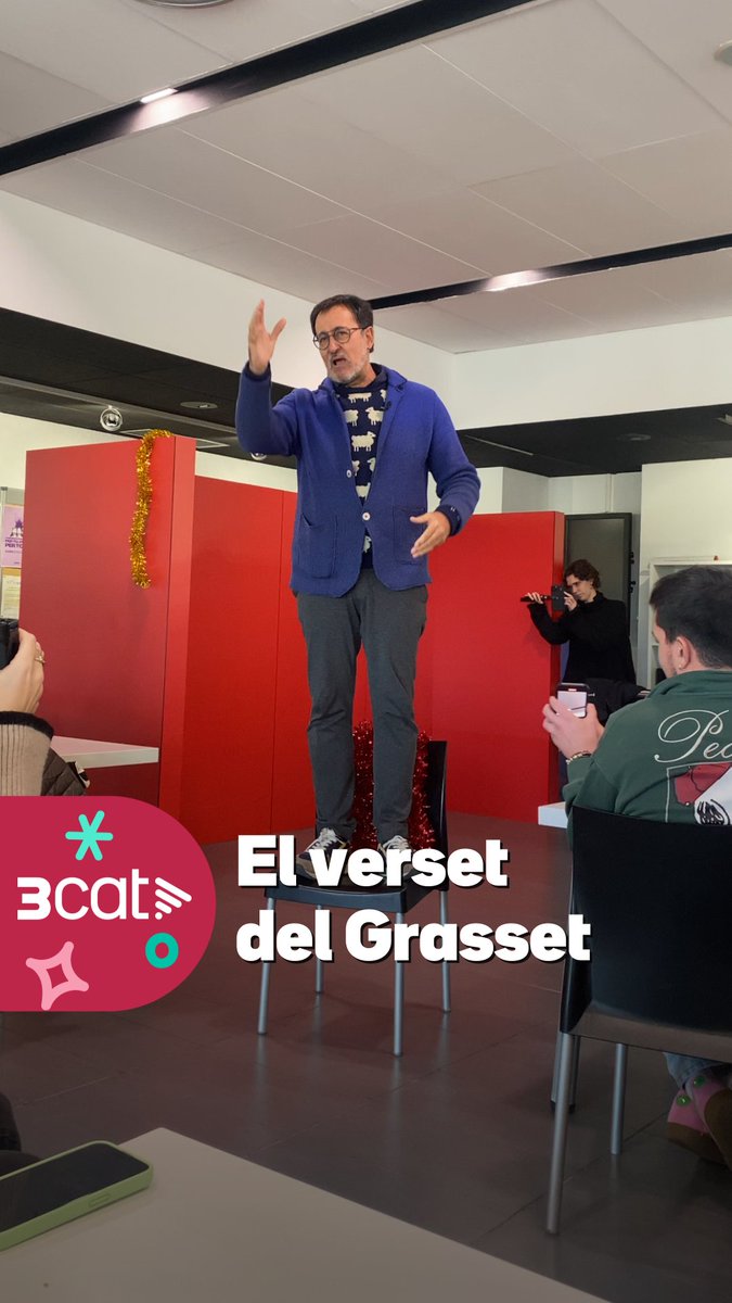 Al mig del menjador, toca fer el verset. Sols un no hi té pudor Qui, sinó: en Xavier Grasset!