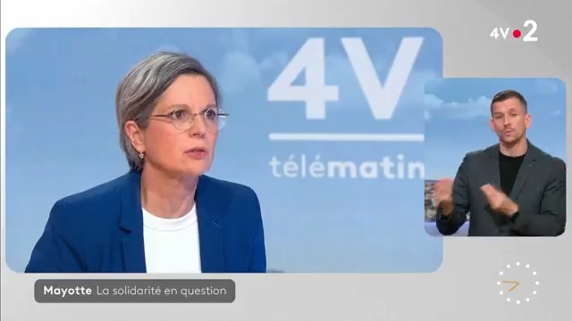 🗣️ "On a la plus grande catastrophe humaine depuis la Seconde Guerre mondiale et on est en train de faire un show de Macron. Ce n'est pas à la hauteur." 🔴 Sandrine Rousseau dénonce l'attitude "arrogante" du président de la République lors de sa visite à Mayotte. #Les4V