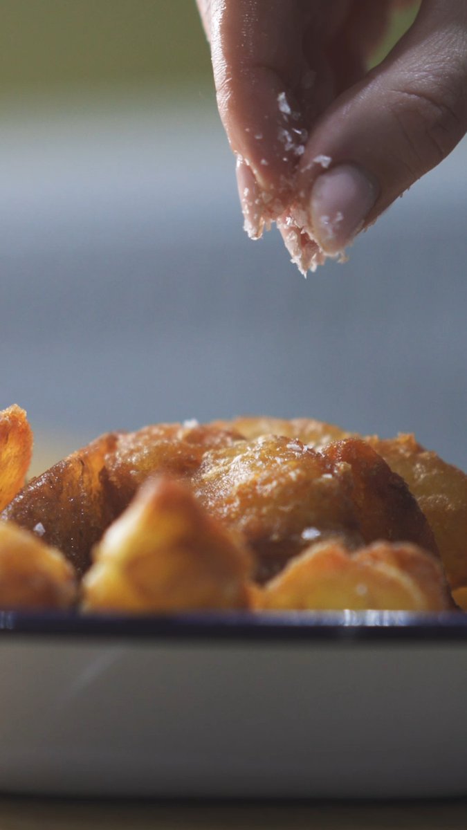 The real star of Christmas dinner is the roast potato 🌟 Funded by UK Research and Innovation, engineering biologists B-hive Innovations are using gene editing technology to help potatoes become resilient to the effects of climate change and cook even quicker. Find out more 👇
