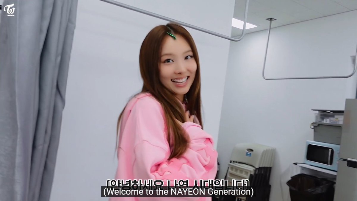 Nayeon holding her own mini SNSD and 2NE1 concert because she couldn't go to 2NE1's concert 😭
