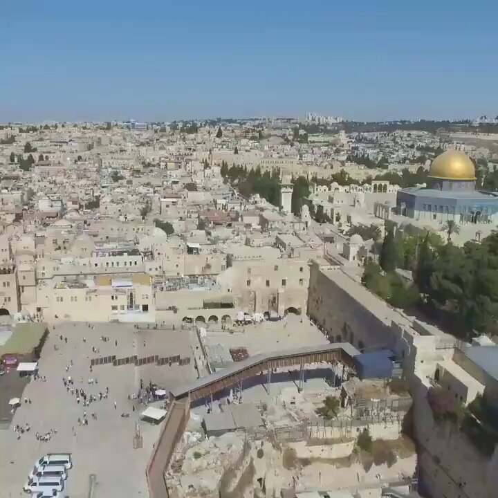 تا فردایی روشن راه درازی باقی نمانده است. شب فرخنده یلدا را که نشان از تمدن باستانی ایران دارد، به شما ایرانیان سرفراز تبریک می‌گوئیم. از اسرائیل با عشق💙🇮🇱 #یلدا_مبارک #شب_چله