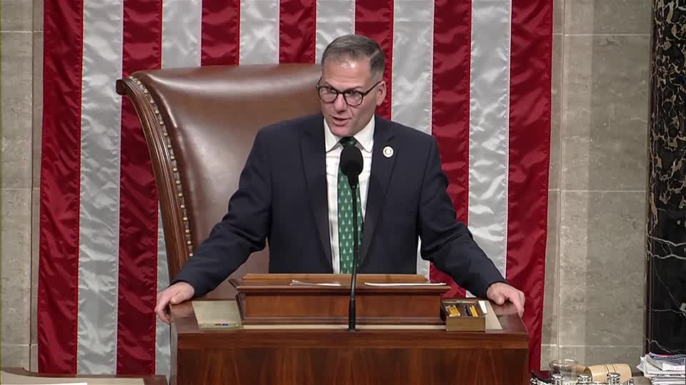A spending bill backed by Donald Trump failed in the US House of Representatives as dozens of Republicans defied the president-elect, leaving Congress with no clear plan to avert a fast-approaching government shutdown that could disrupt Christmas travel
