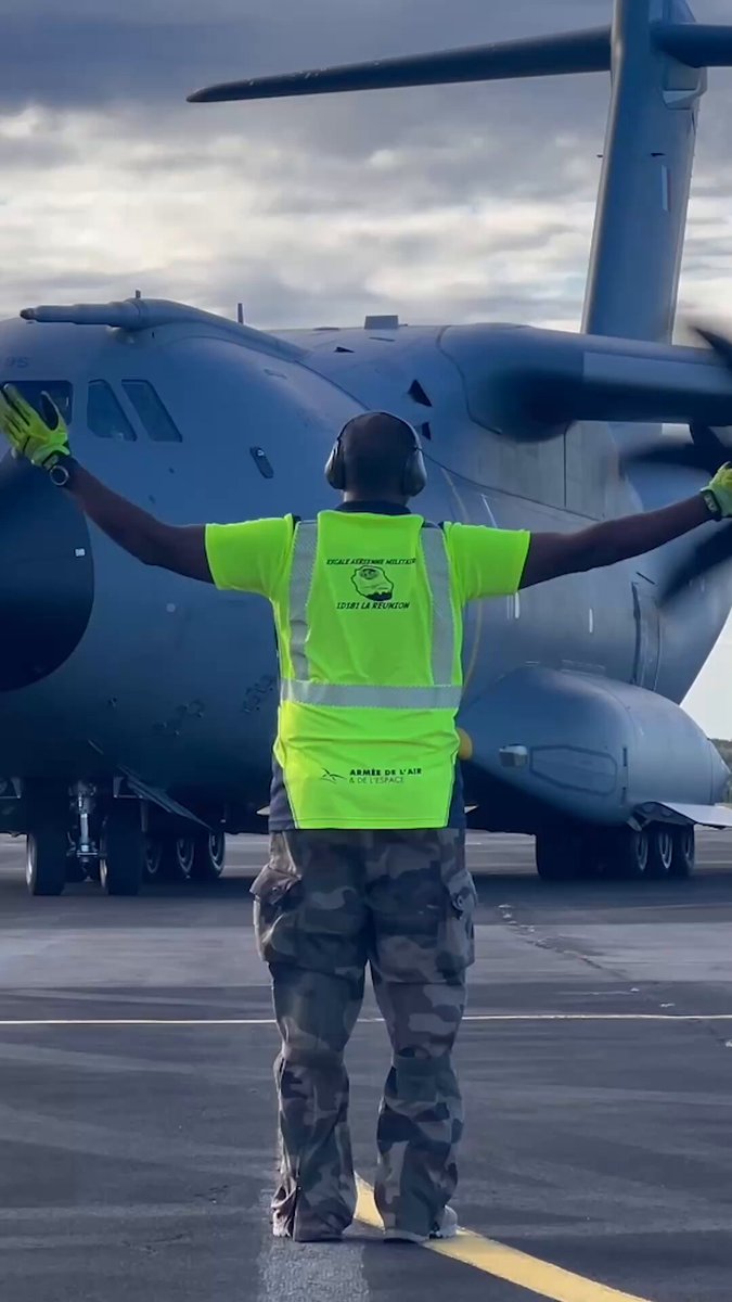 Par les airs, la mer et la terre, nos armées participent à l'acheminement et à la distribution d'eau potable et de vivres aux Mahorais, jusque dans les zones les plus reculées de l’archipel, en coordination avec Ministère de l'Intérieur et l'ensemble des services de l'Etat.