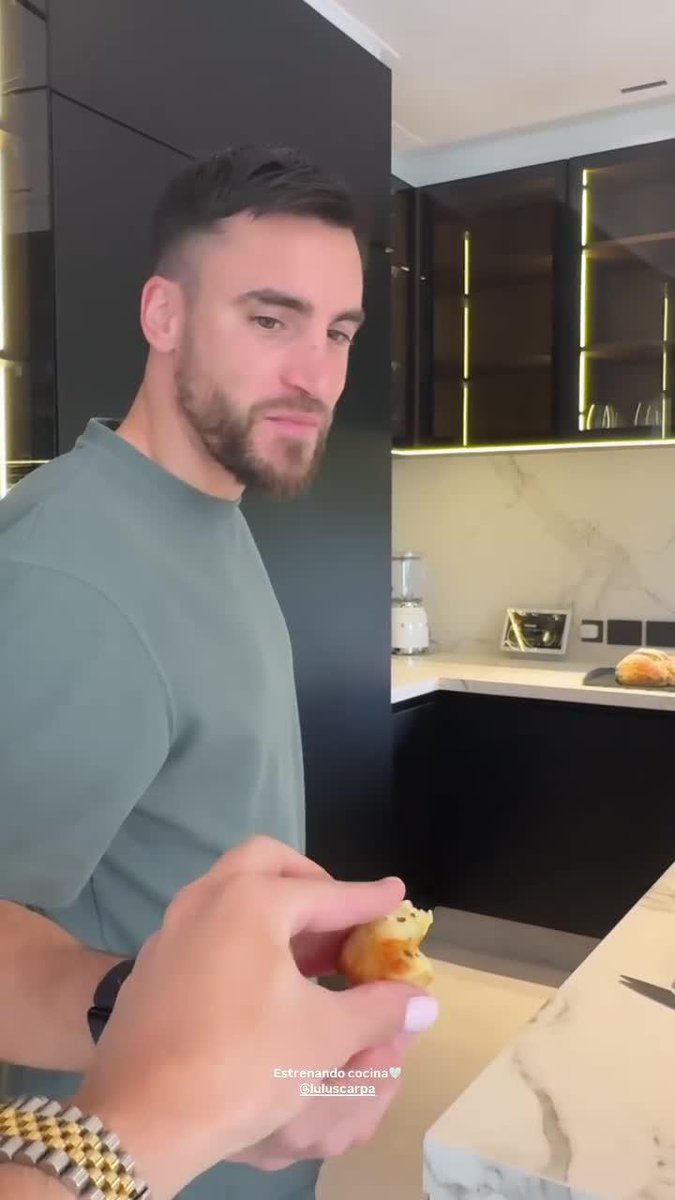 😋 ¡UN CHIPÁ PARA NICO! Tagliafico y su pareja, Caro Calvagni, disfrutan de su nueva cocina... ¡Hay menú variado! 😋