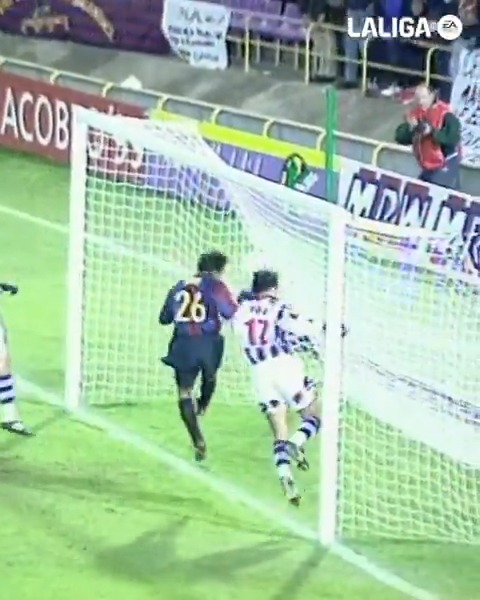 26 años de este gol del 26. 💫 💙❤️ Xavi y su primer tanto en #LALIGAEASPORTS. #TalDíaComoHoy | FC Barcelona