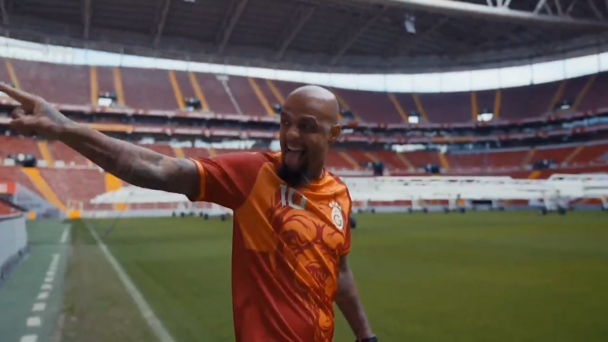🙂 Felipe Melo, Emre Belözoğlu'na yaptığı 'dışarı!' reaksiyonunu yıllar sonra yeniden yaptı.