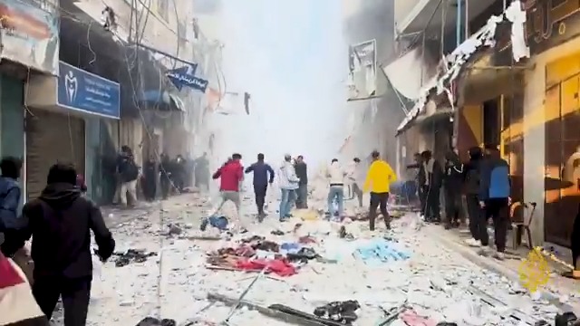 استشهاد 8 فلسطينيين بينهم أطفال ونساء وإصابة أكثر من 20 آخرين، جراء غارة للاحتلال استهدفت شقة سكنية في برج "يافا" بمخيم النصيرات وسط قطاع #غزة #حرب_غزة #الأخبار