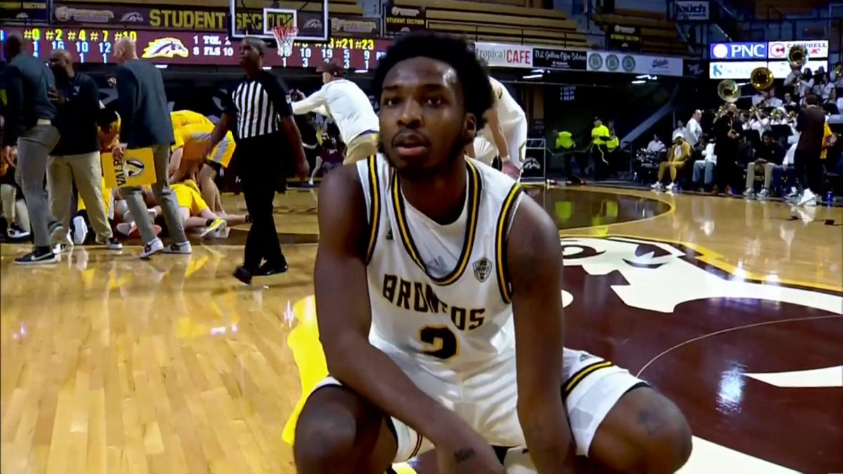 THIS SHOT BY JUSTUS MCNAIR FROM HALF-COURT FOR THE WIN 🤯 Valparaiso comes back from a 22-point deficit to defeat Western Michigan 🔥