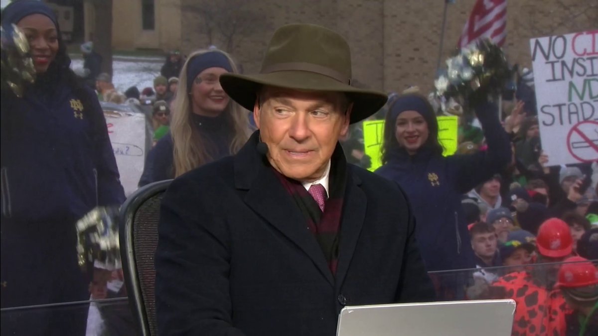 Nick Saban wasn't feeling his hat but the crowd disagrees 👏
