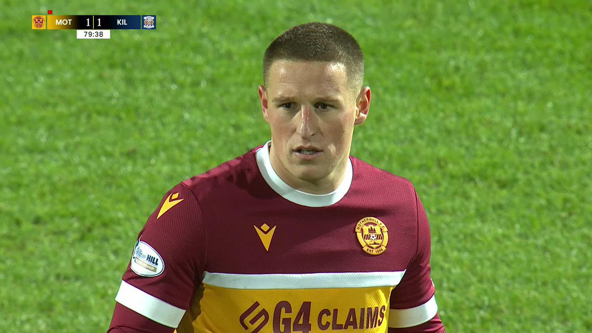 "Oh my word!" 🎙️ Motherwell are down to 10-men after a VAR review didn't lead to Dan Casey's red card getting overturned 🟥