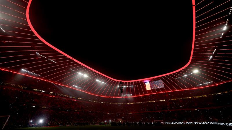 FC Bayern gedenkt Opfer des Anschlags von Magdeburg Die ursprünglich geplante Weihnachtszeremonie im Anschluss an das Spiel gegen Leipzig wurde abgesagt. „Diese Zeremonie sollte eine fröhliche sein - und das passt nicht. Ich möchte Sie bitten, den Angehörigen zu gedenken“, so der Vorstandsvorsitzende Jan-Christian Dreesen. Anschließend sangen die Zuschauer in der Allianz Arena gemeinsam mit dem Tölzer Knabenchor „Stille Nacht, heilige Nacht“.