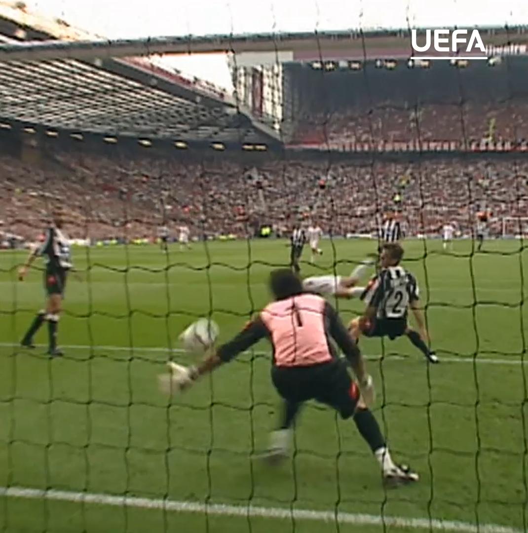 - Final de la Champions 2002/03. - Old Trafford. - Centra Seedorf. - Cabecea Inzaghi. - Repele Buffon. 20 segundos de belleza.