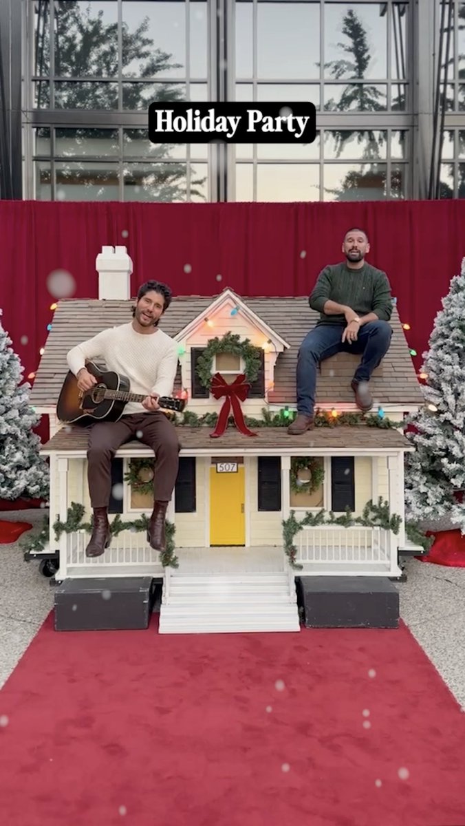 Watchin' for 🎅🏽 from the top of the roof...