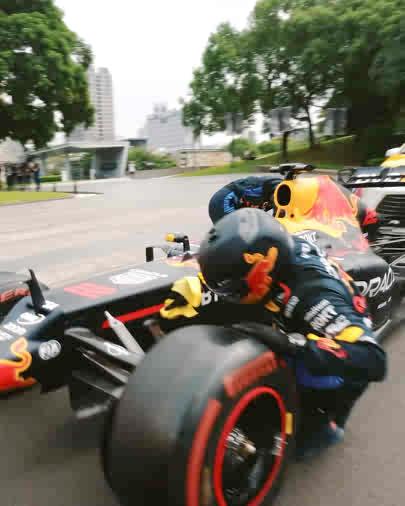 オフシーズン満喫中のクルー達 #RedBull #翼をさずける #F1jp