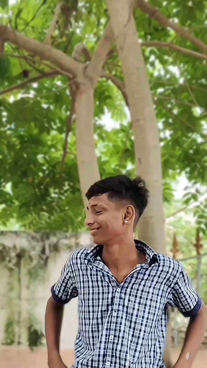 எனக்கு தெரிஞ்சு லெப்ட்ல 14, ரைட்ல 4 ஆட்டு. மூஞ்சில காட்டுற ரியாக்சன் 🤦 இதுல புருவத்துல கோடு கூந்தல் வேற 🤦 பெத்தவனுங்கல்லாம் அடிச்சு வளர்ப்பாங்களா மாட்டங்களா 🤦