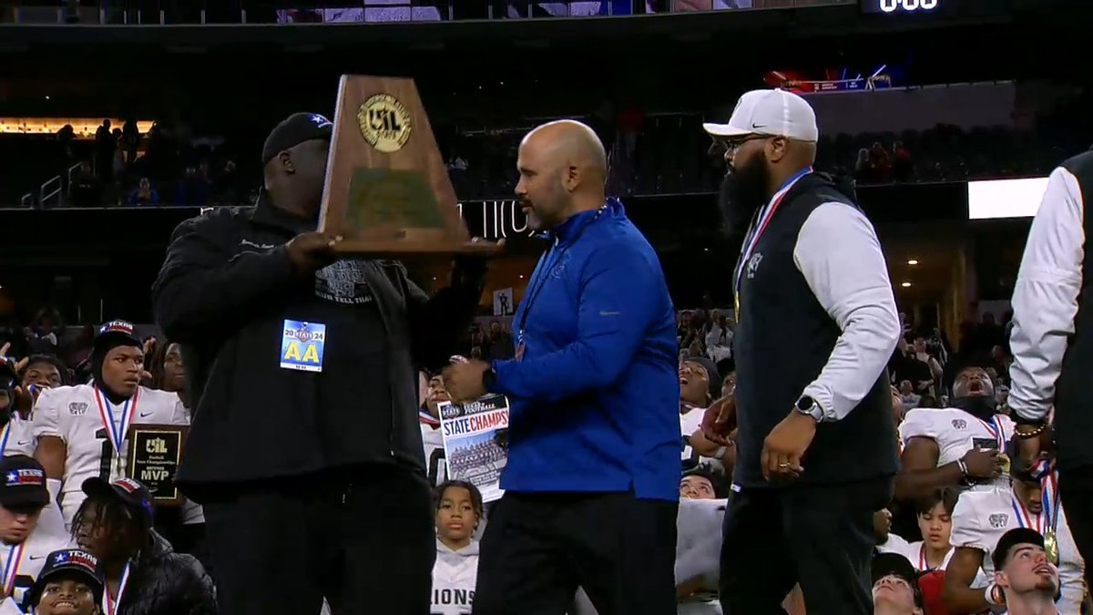 WHAT A MOMENT FOR RICHMOND RANDLE!! The Lions claim the school's first EVER #UILState championship in just their THIRD varsity season! 🏆 #TXHSFB #Dctf #TexasFootball #Randle #HSFootball #Statechampions