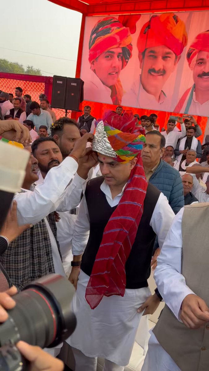 बहरोड़, पहाड़ी गांव, शुक्ला की ढाणी पहुंचे सचिन पायलट जी का चांदी का मुकुट पहनाकर स्वागत किया गया Sachin Pilot