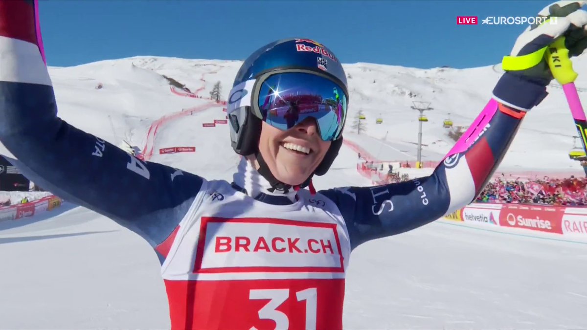 🤩 Le grand retour de Lindsey Vonn ! A 40 ans, après presque six d'absence et avec une prothèse à un genou, la championne américaine signe le 14e temps du Super-G à Saint-Moritz #ChaletClub