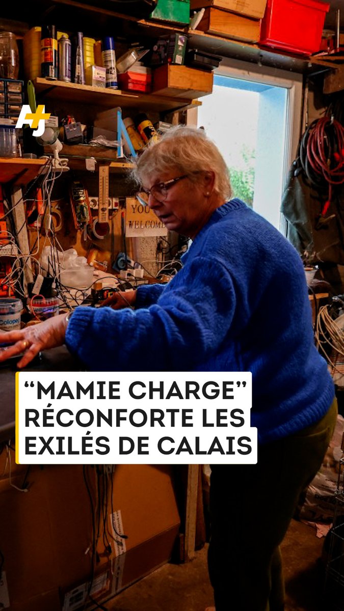 À Calais, Brigitte, surnommée “Mamie Charge”, ouvre depuis plus de 20 ans son garage aux exilés pour leur permettre de charger leur téléphone et de prendre un peu de répit.