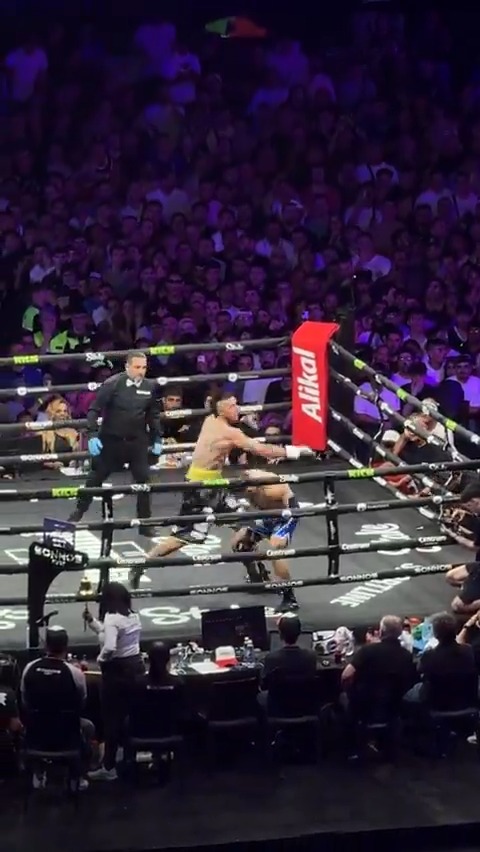 Este video es increible, la cintura y el cuello de Maravilla son un resorte