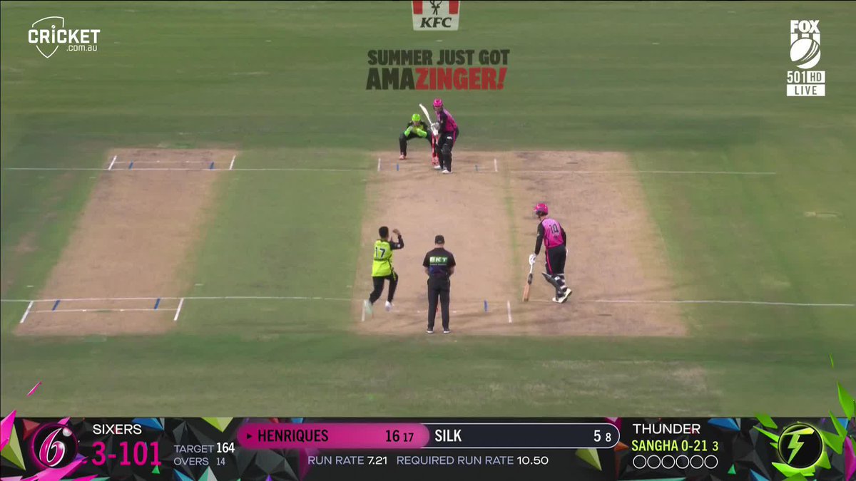 It seems that the Pakistani team is on fielding. #BBL14