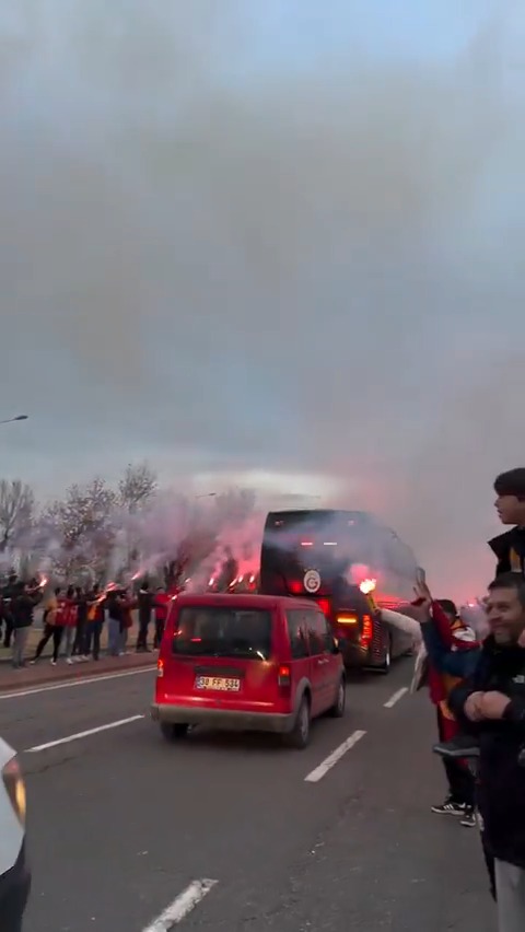 🔥 Galatasaray, Kayseri'de meşalelerle karşılandı.