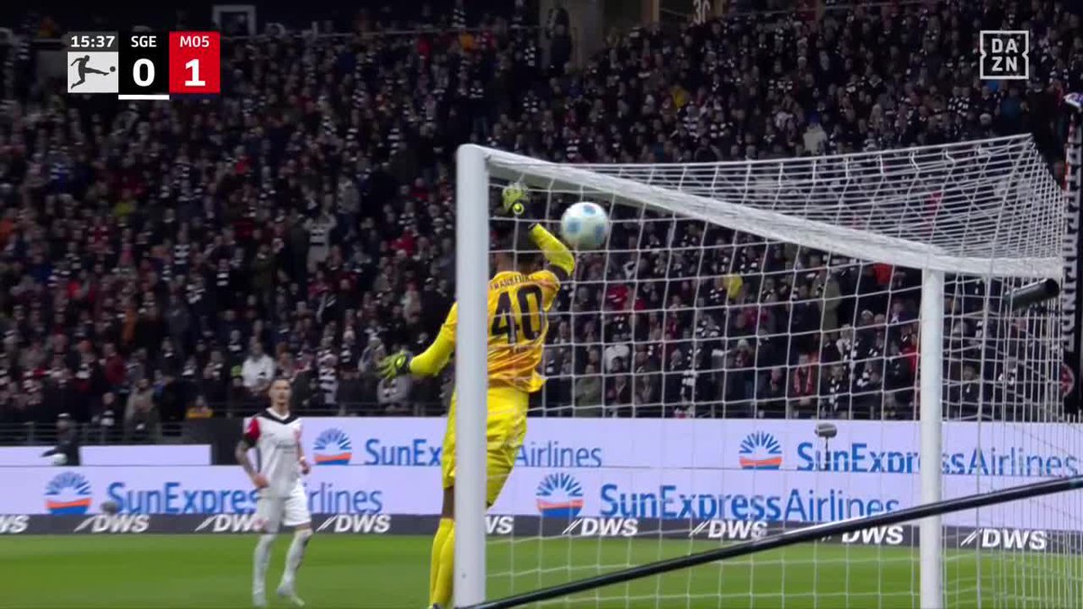 Esto tiene que ser una broma 😐 El gol en propia puerta de Kaua Santos, portero del Eintracht Frankfurt #BundesligaEnDAZN 🇩🇪