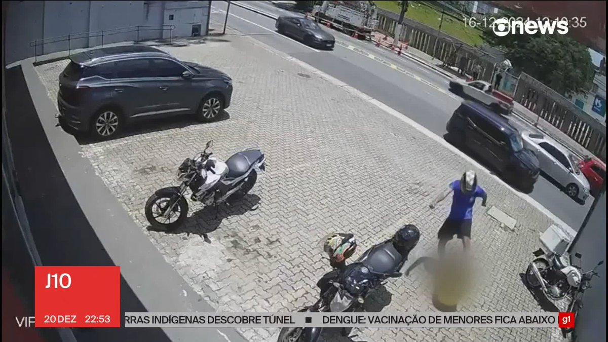 Blogo: Em São Paulo, a polícia está em busca de um homem que bateu covardemente na ex-companheira, na Zona Sul da cidade. Será que não tinha um homem nessa academia pra socorrer essa mulher?