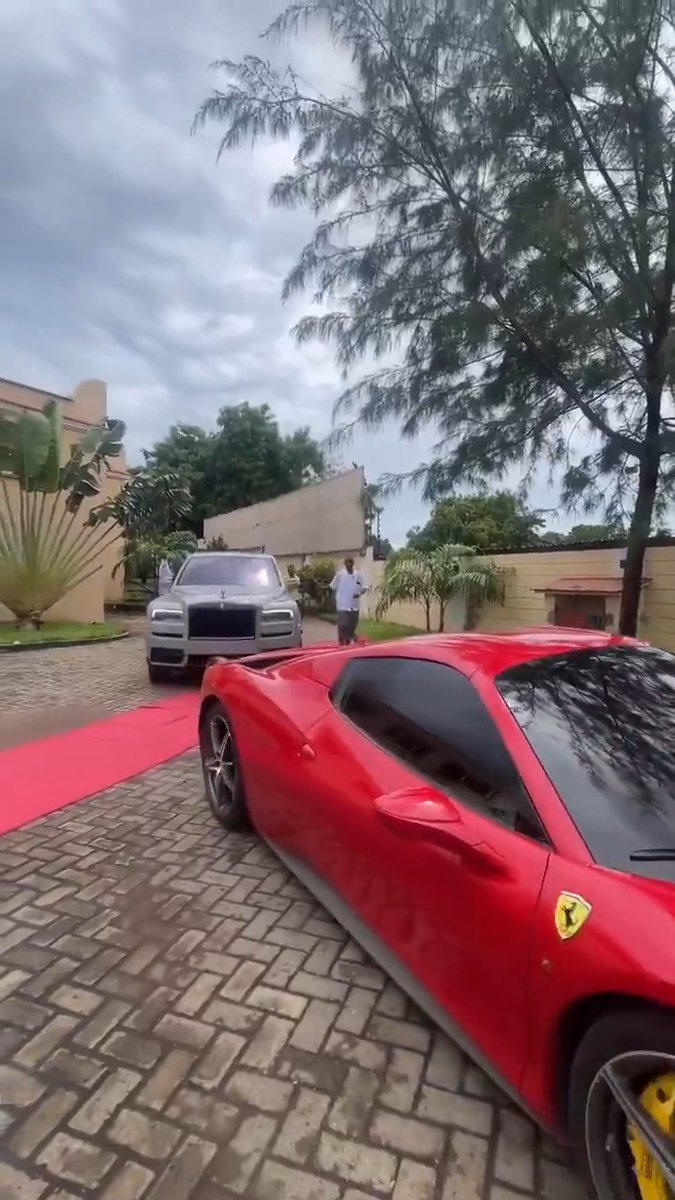 Waaah, who's wedding is this? This guy must be a billionaire