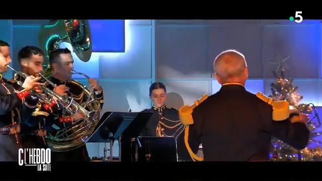 🎶 La Garde Républicaine interprète un medley de Noël en live dans #CLHebdo 🎶