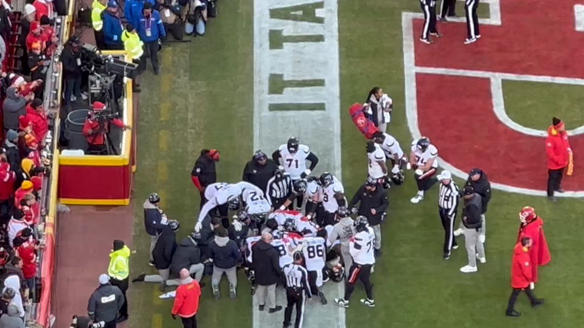 POWERFUL: Several Texans gather around Tank Dell and pray over him after his injury. 🙏🙏🙏🙏