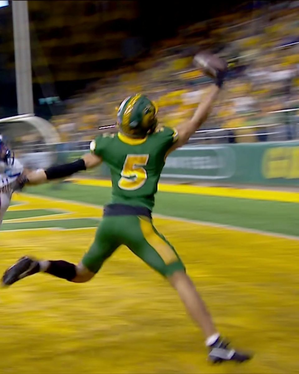 BRYCE. LANCE. THIS ONE-HANDED GRAB FOR THE LEAD 🤯