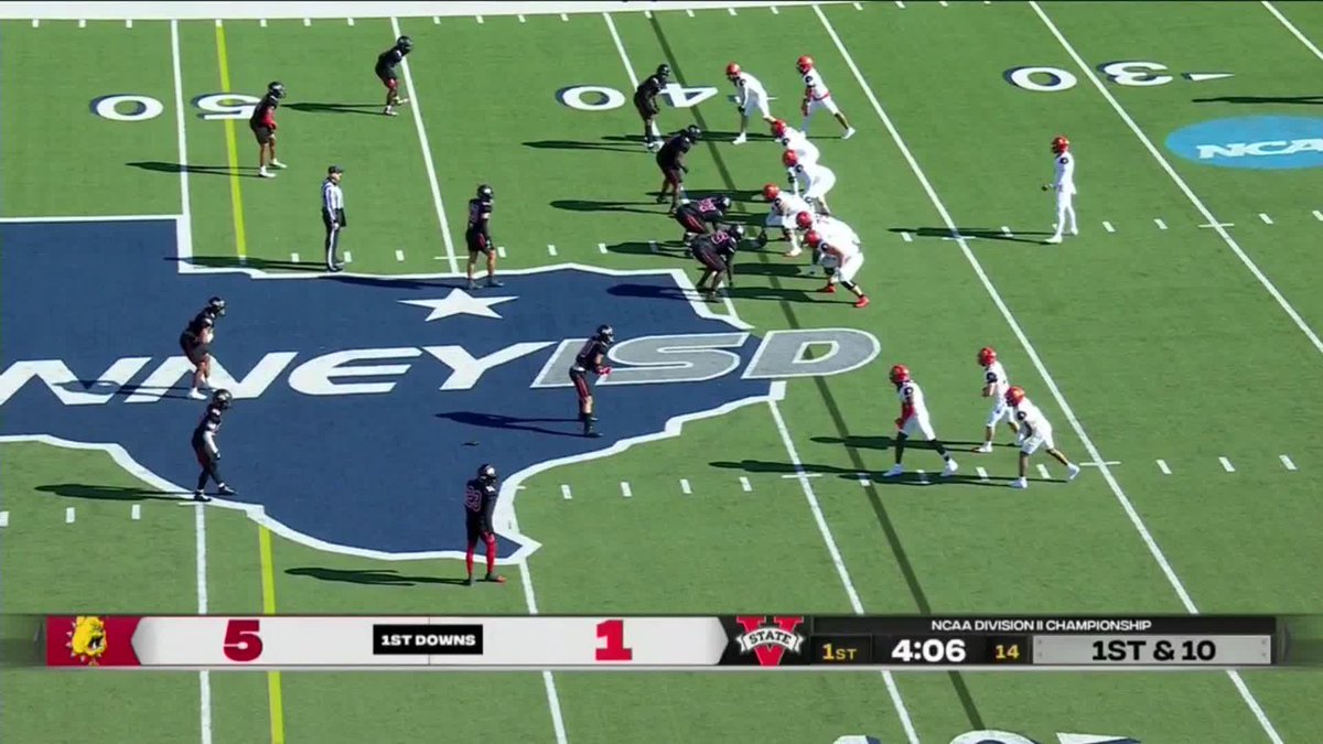 Fun Fact: Brady Rose was a high school quarterback 😲 Rose to Cam Underwood for another Ferris St. Football touchdown! #D2FB x 📽️ ESPN2/ Ferris Athletics