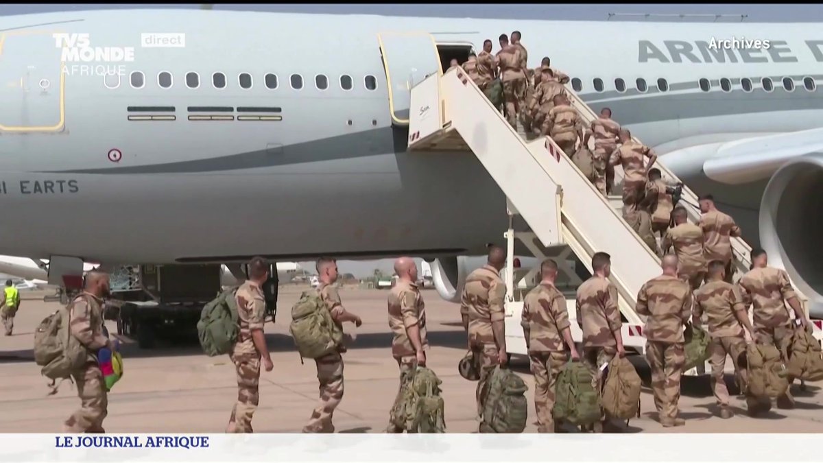Le chef de l'Etat français était à Djibouti. Une ancienne colonie cette fois, qui abrite d'ailleurs le plus important contingent militaire français. Aux côtés de son homologue, Emmanuel Macron a indiqué qu'il souhaitait "réinventer" cette base militaire.