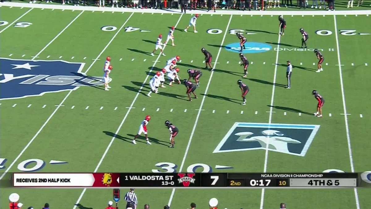 Chambliss to Emari O’Brien with a HUGE touchdown right before the half! #D2FB x 📽️ ESPN2/ Ferris St. Football