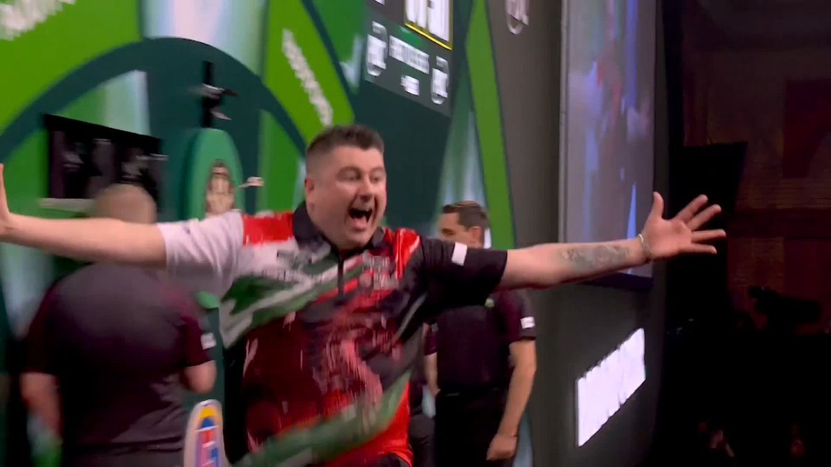 KENNY KO's BARNEY! Nick Kenny seals the biggest win of his life! The Welshman defies some late nerves to celebrate a 3-1 victory over five-time World Champ Raymond van Barneveld! 📺 #WCDarts | R2