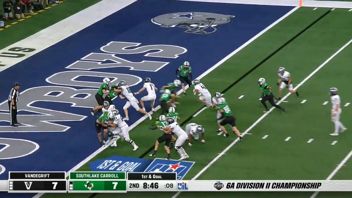 VANDEGRIFT LEADS! Brendan Fournier punches it in to give the Vipers a 14-7 edge in the 2Q. #TXHSFB #DCTF #AUSTIN #UILSTATE